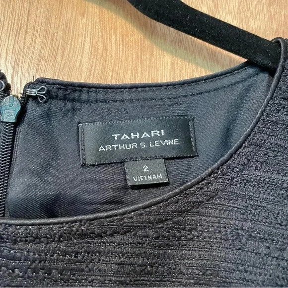 Tahari Arthur S.Levine Fitted Black And Gold Textured Sleeveless Dress Size 2 - Picture 3 of 9